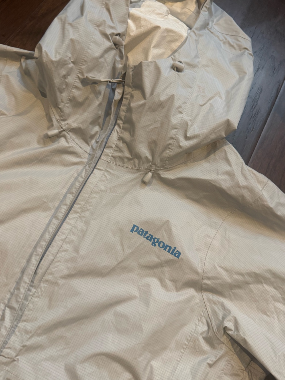 Patagonia Women's Soft Gray Lightweight Hooded Rain Jacket - Small